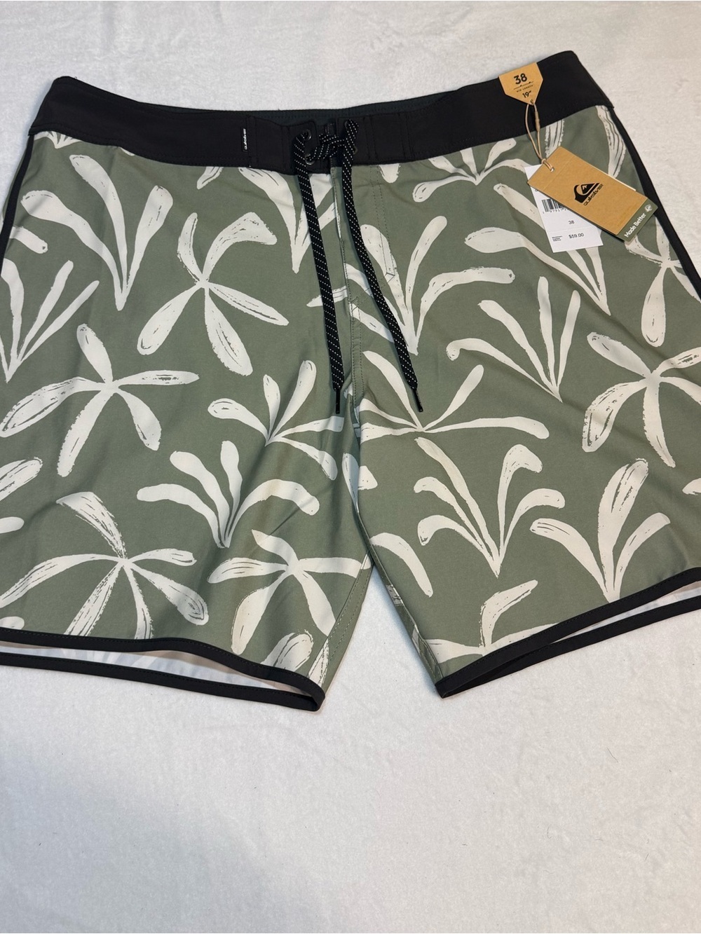 Quicksilver Scallop Fit 19inch Boardshorts. Size 38.